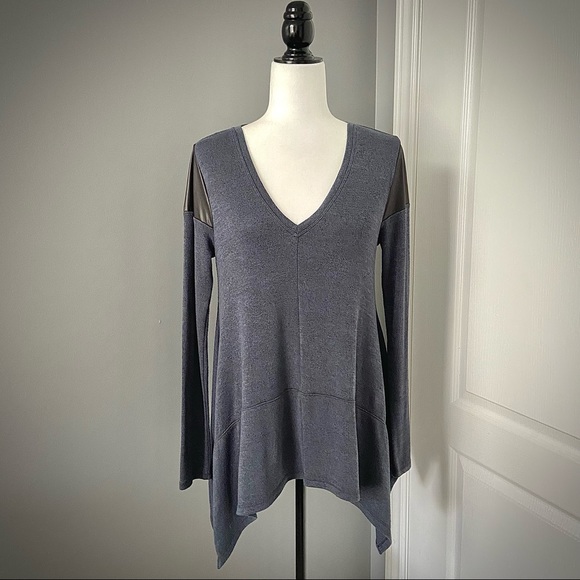 4 for $20 🖤 DKNY JEANS Asymmetrical Hem Vneck Pullover